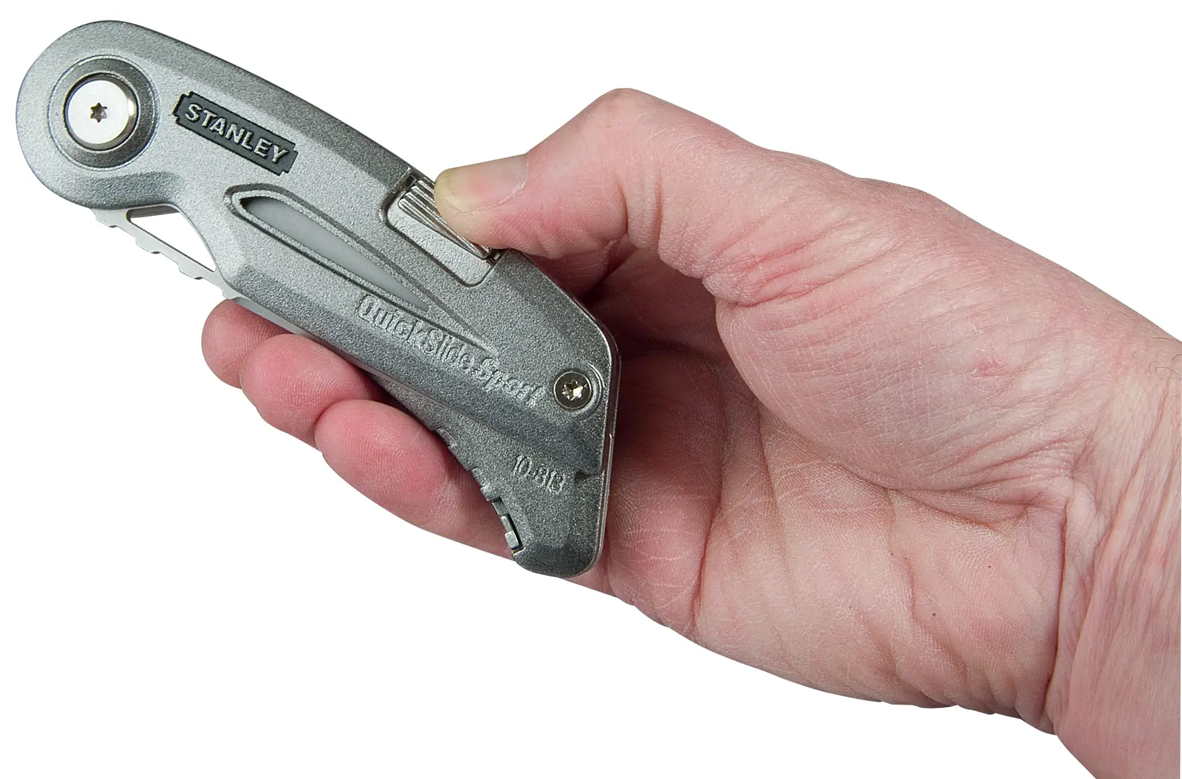Foto des STANLEY 0-10-813 Universalmessers in einer Hand, silberner Metallkörper, Seitenansicht.