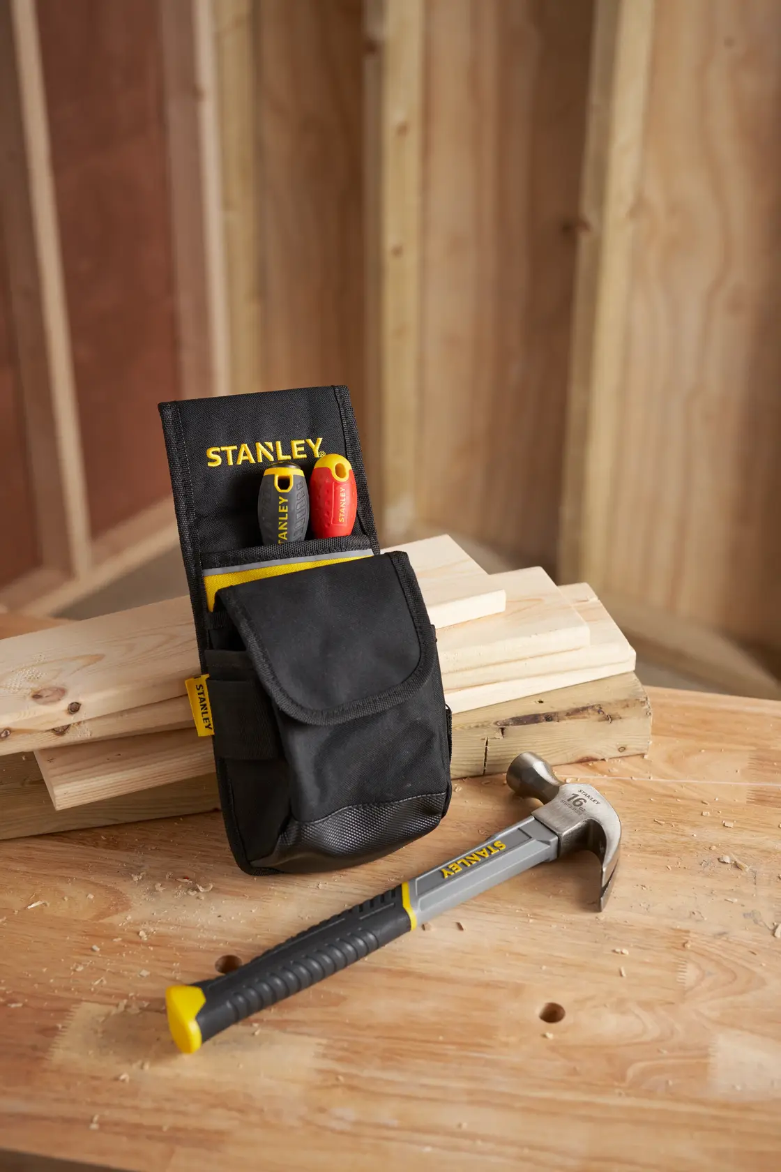 STANLEY 1-93-329 Werkzeugtasche mit zwei Schraubendrehern und Hammer auf Werkbank in Werkstatt.