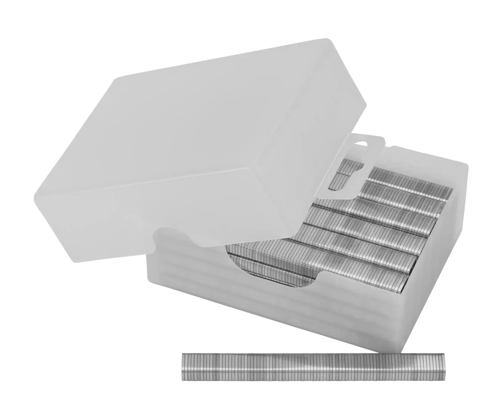 Silberne Heftklammern in offener Box, Reihen sichtbar und eine davor liegend.