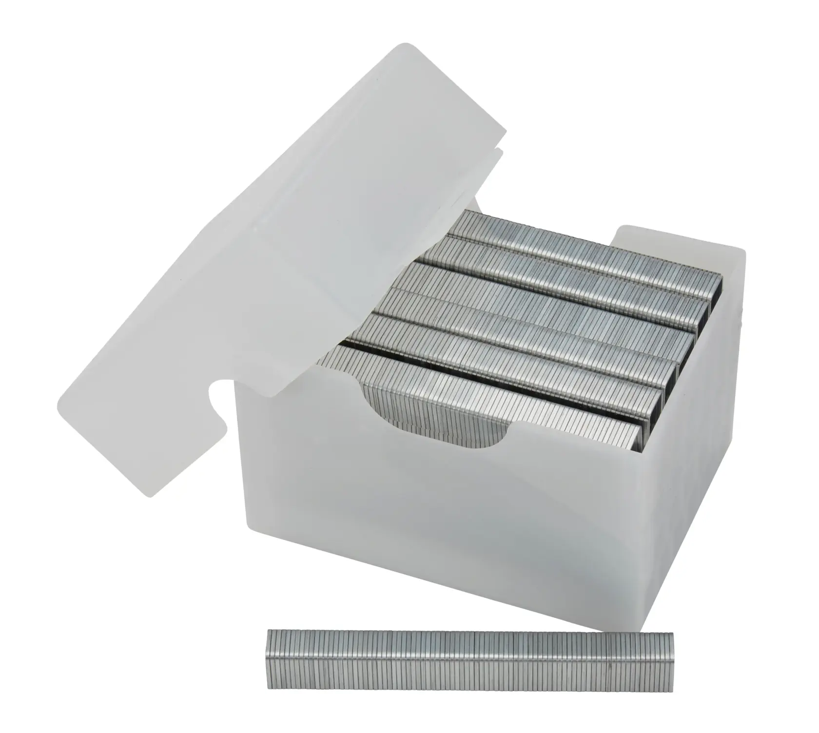 STANLEY 1-TRA708-5T Box mit silbernen Heftklammern, offener Deckel, ein Heftklammerstreifen vorne, fotografiert vor weißem Hintergrund.