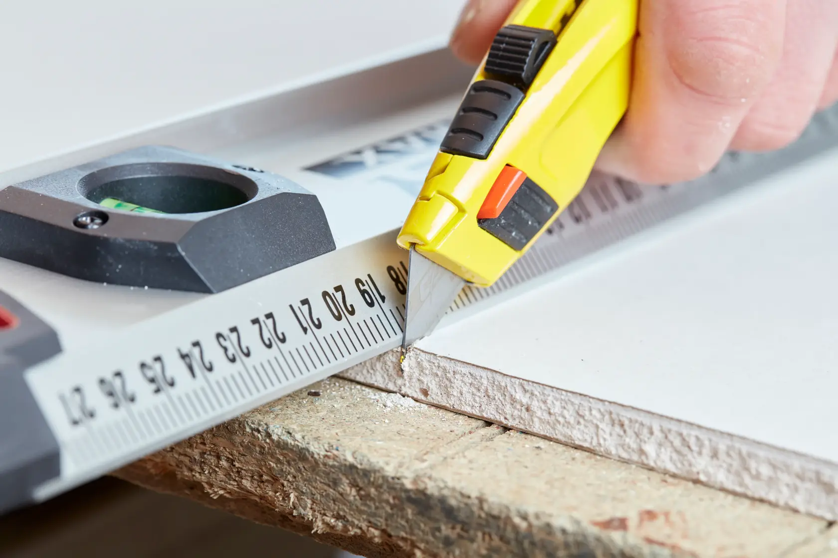 STANLEY 8-11-800 Universalmesser schneidet entlang Lineal, Nahaufnahme, Produktfotografie.