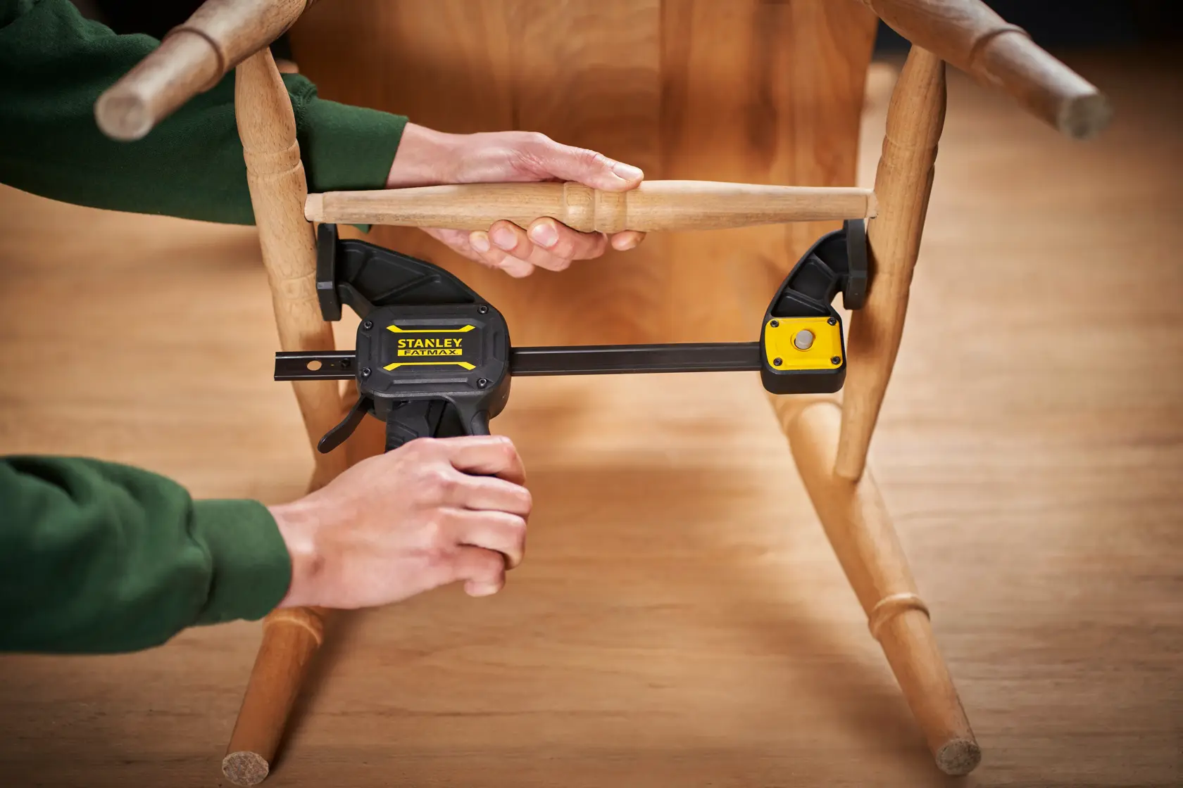 Photo du STANLEY FMHT0-83234 serre-joint à gâchette noir et jaune, angle latéral, fond blanc.