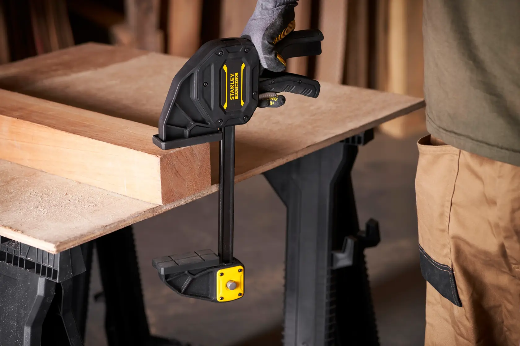 STANLEY FMHT0-83238 photographie de serre-joint à gâchette noir et jaune, angle avant, sur fond blanc.