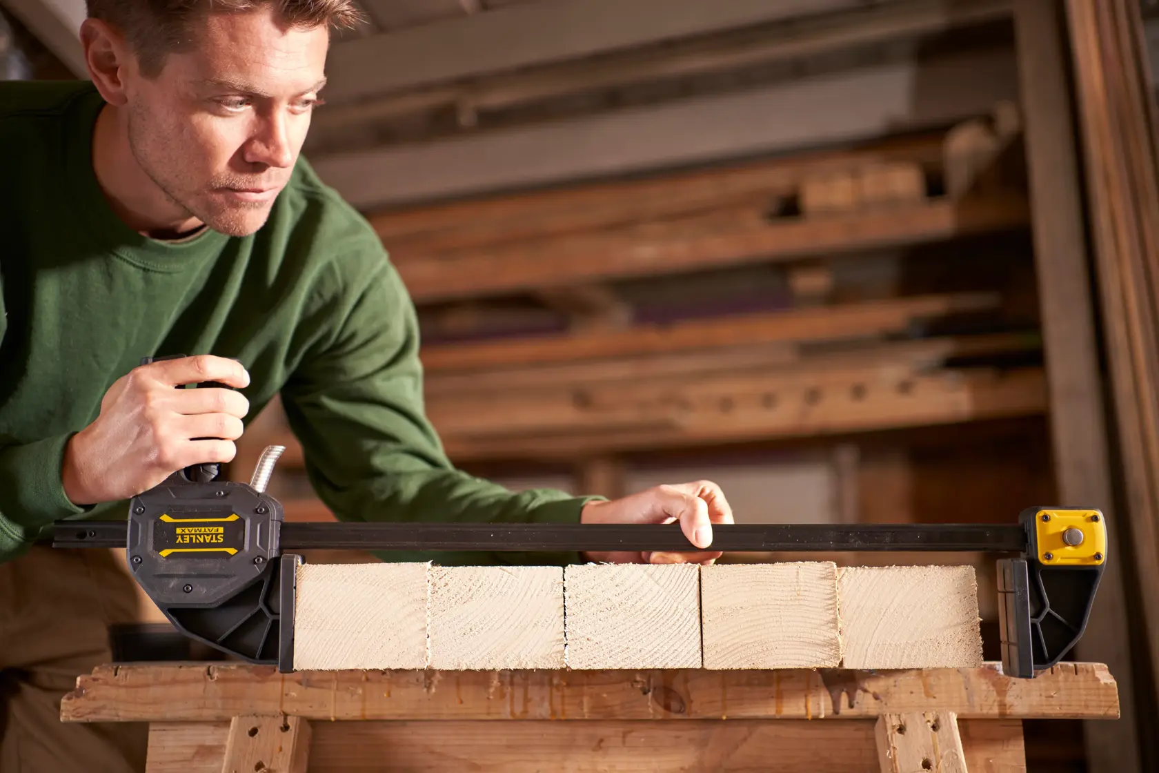 Pince à gâchette Stanley Fatmax avec mâchoires réglables et poignée ergonomique pour fixer des objets.