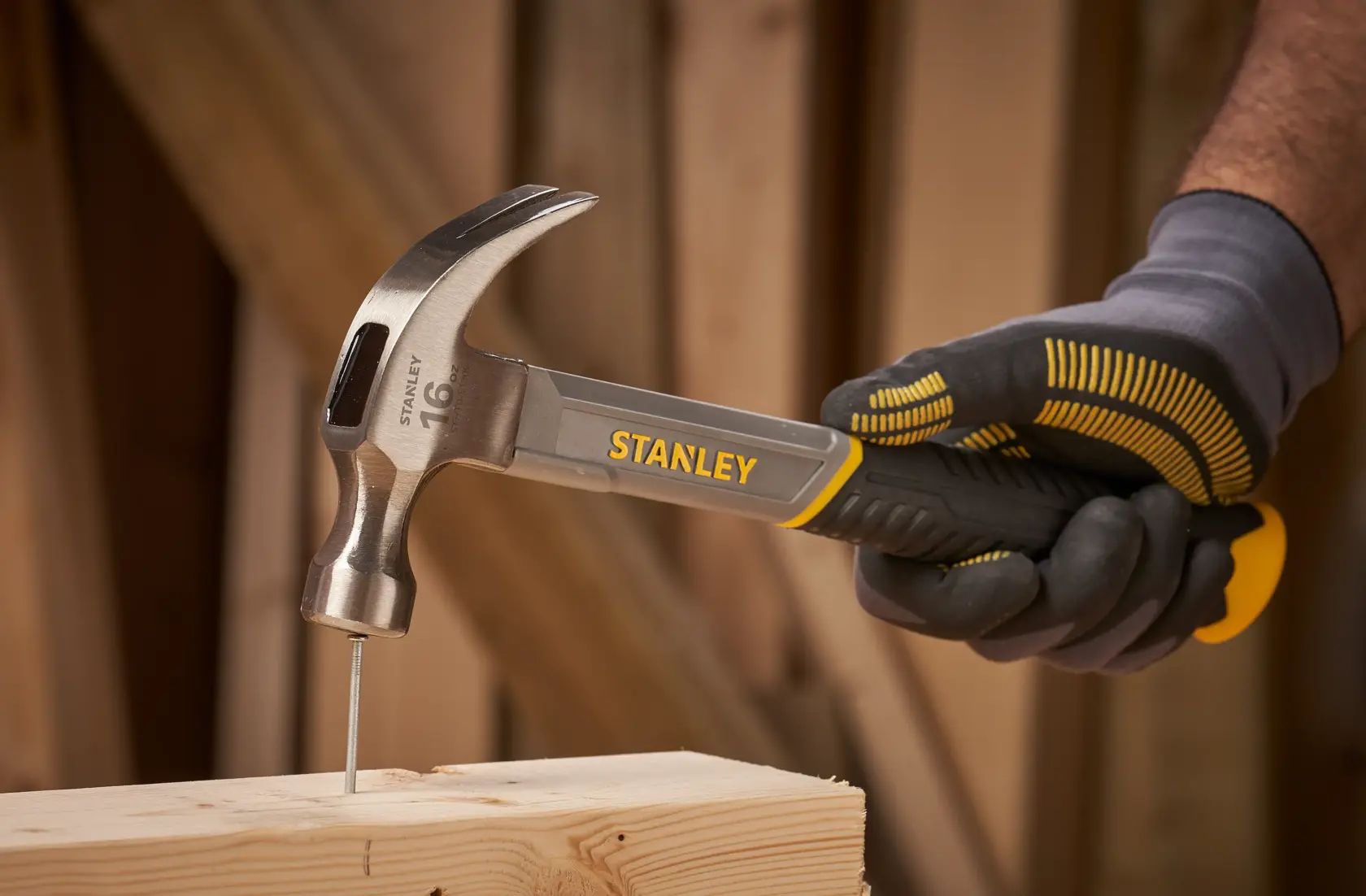 Marteau de charpentier STANLEY STHT0-51309 avec poignée noire et jaune, vue latérale sur fond blanc.