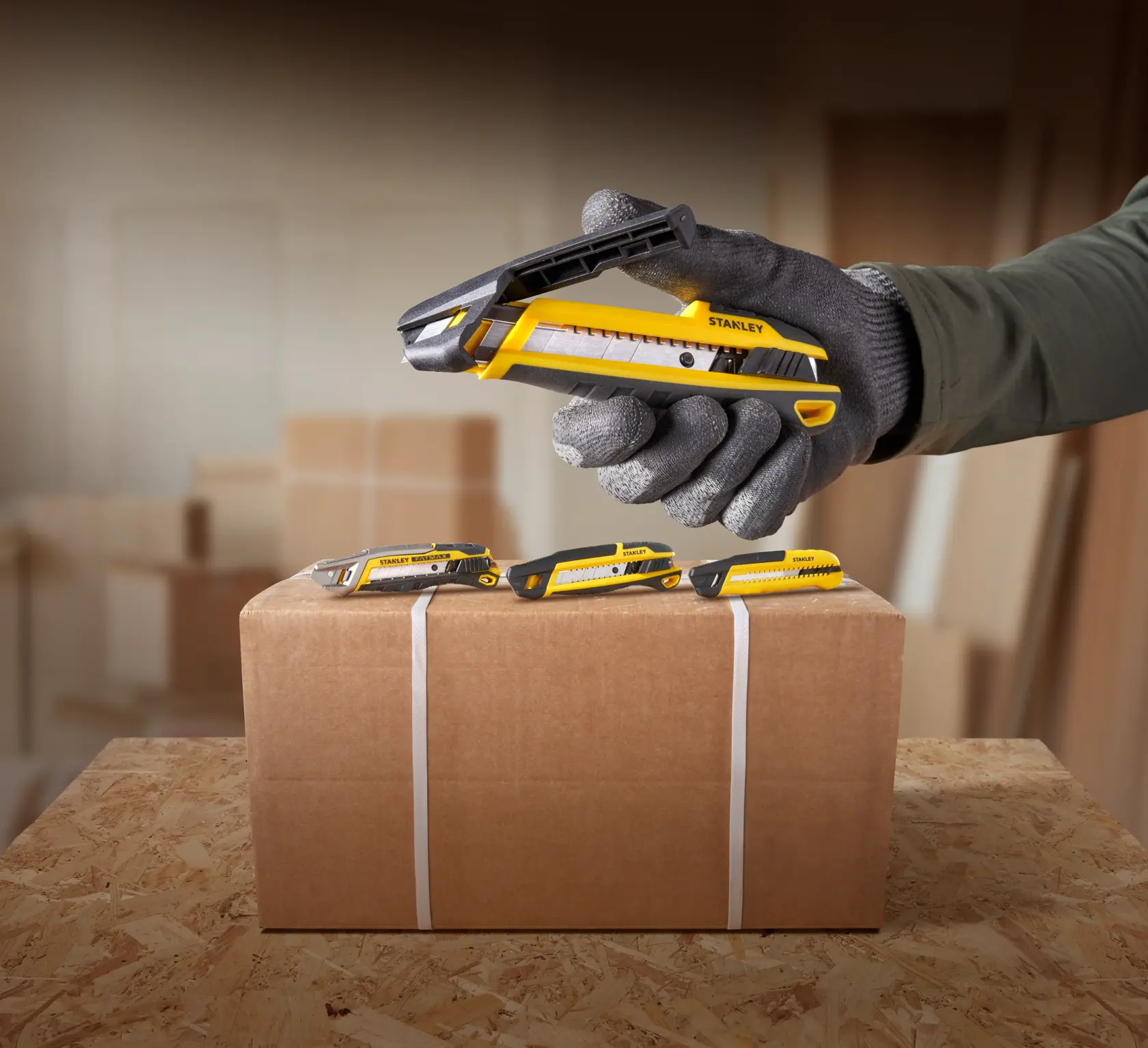 STANLEY STHT10501-0 utility knives on a package box, close-up photography in a warehouse setting.