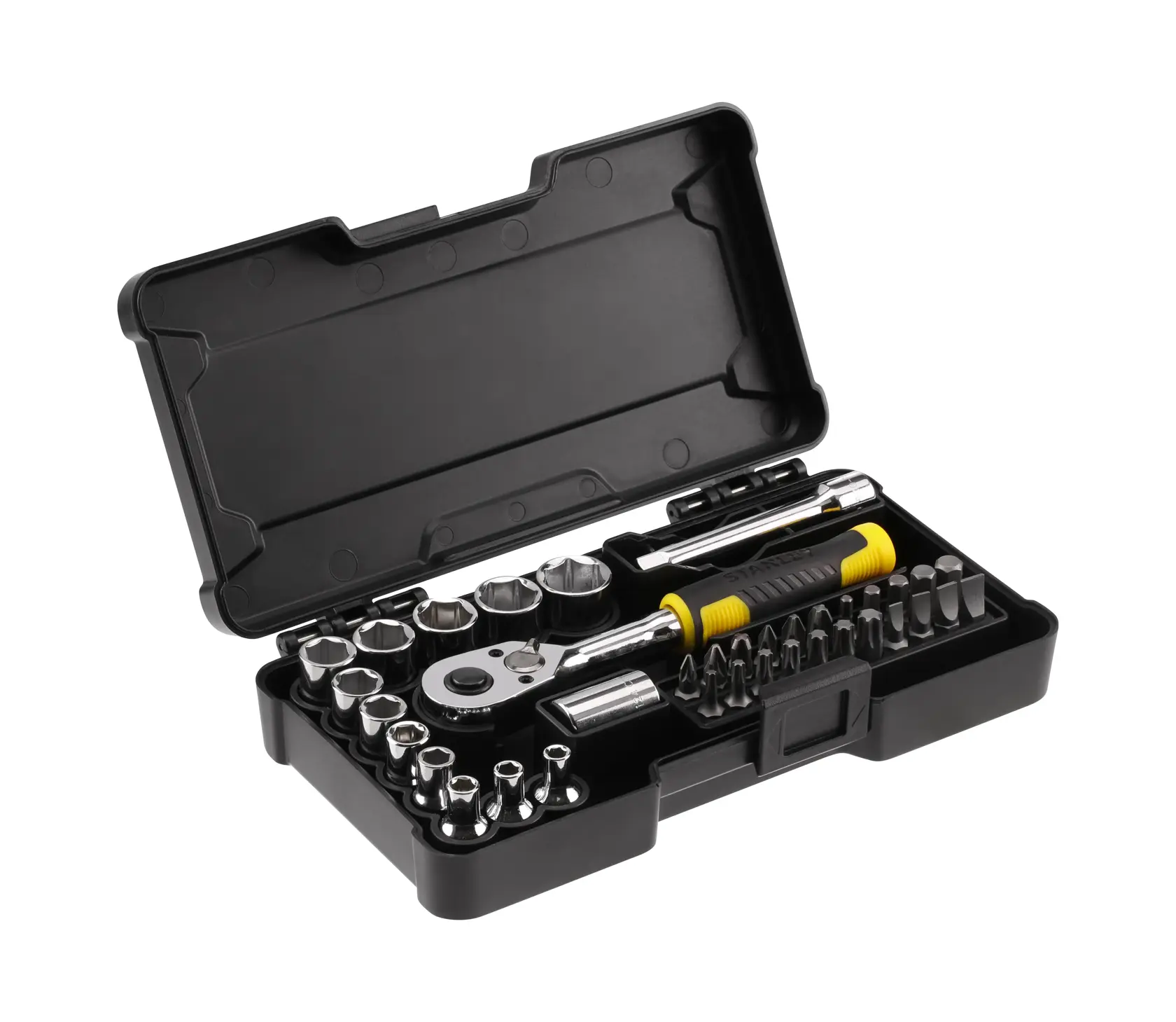 STANLEY STMT82672-0 Steckschlüssel- und Bit-Set mit Ratsche im schwarzen Kasten, Winkelsicht auf weiß.