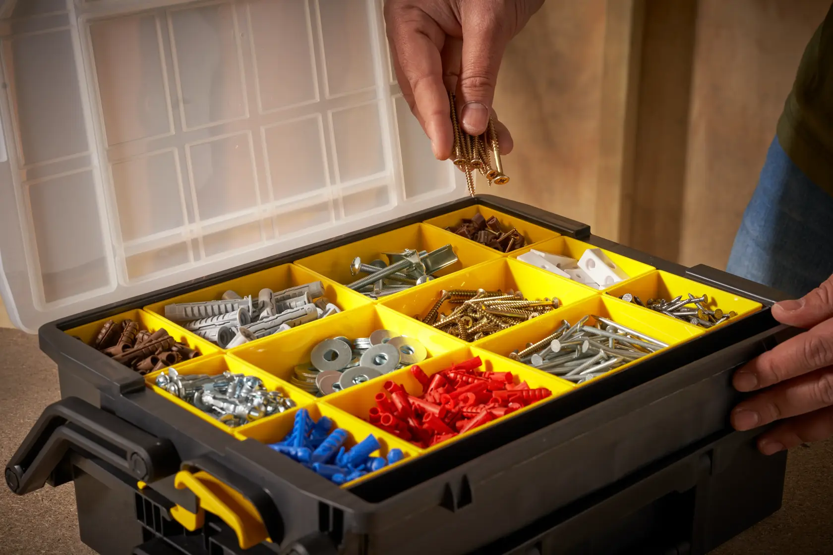 STANLEY STST1-75540 Organizer-Box mit gelben Fächern und verschiedenen Befestigungen, Foto von oben.