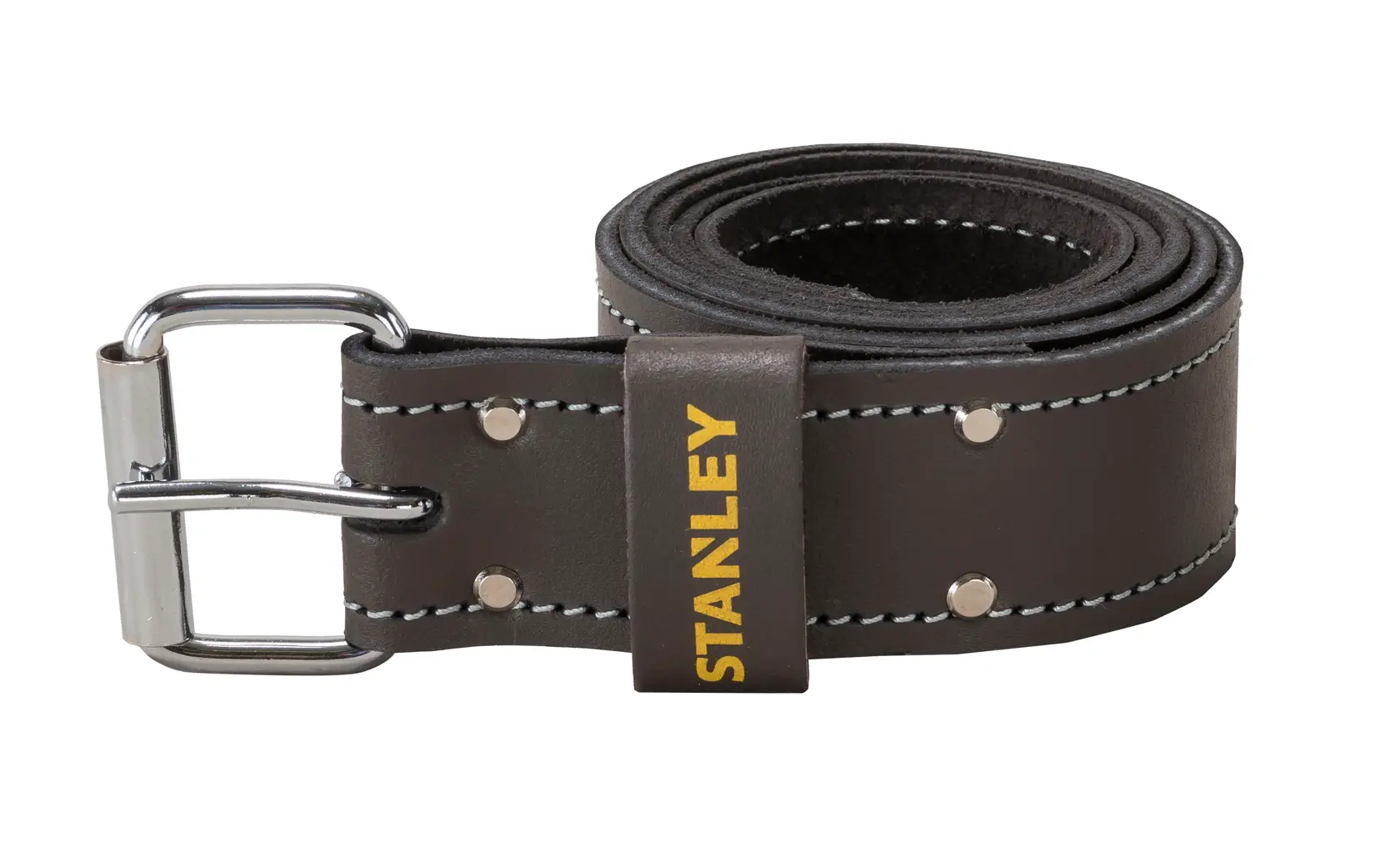 Gerollter brauner Ledergürtel mit Metallschnalle und STANLEY-Logo, sichtbare Nähte und Nieten.