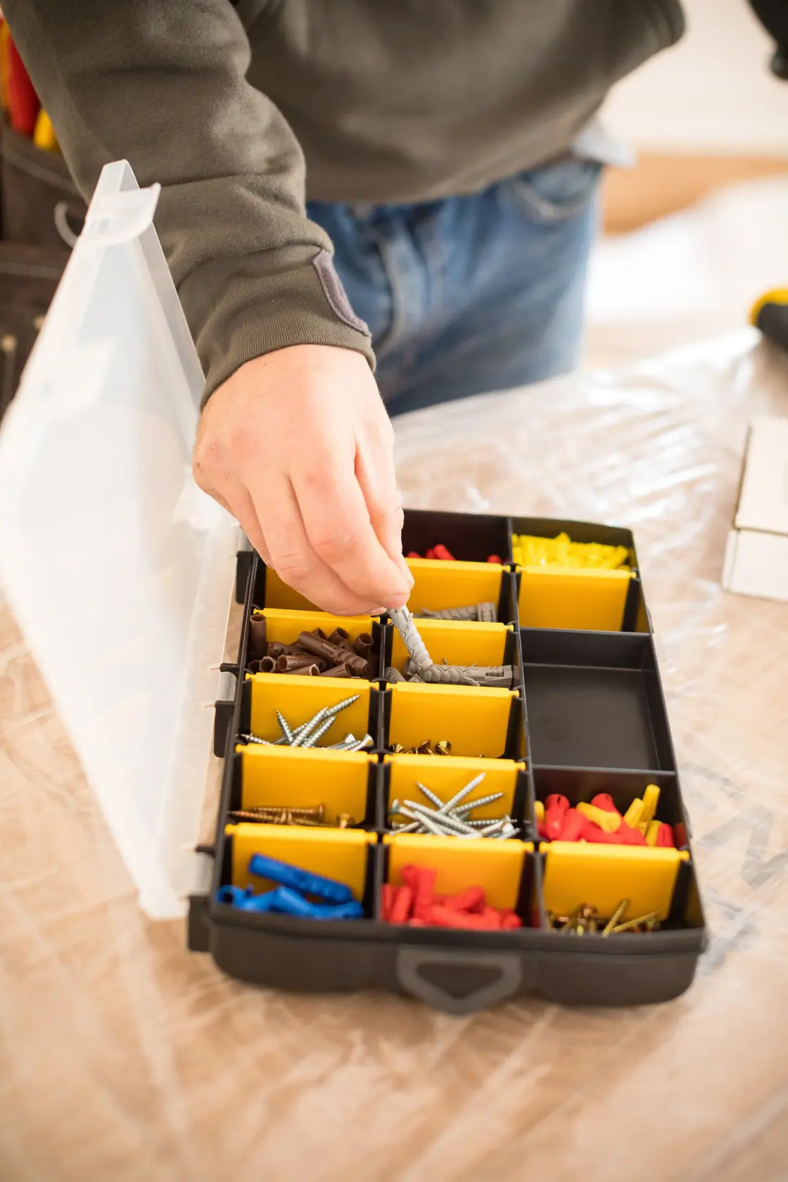 STANLEY STST81680-1 Organizer-Box mit gelben Fächern, verschiedene Schrauben und Dübel, Draufsicht.