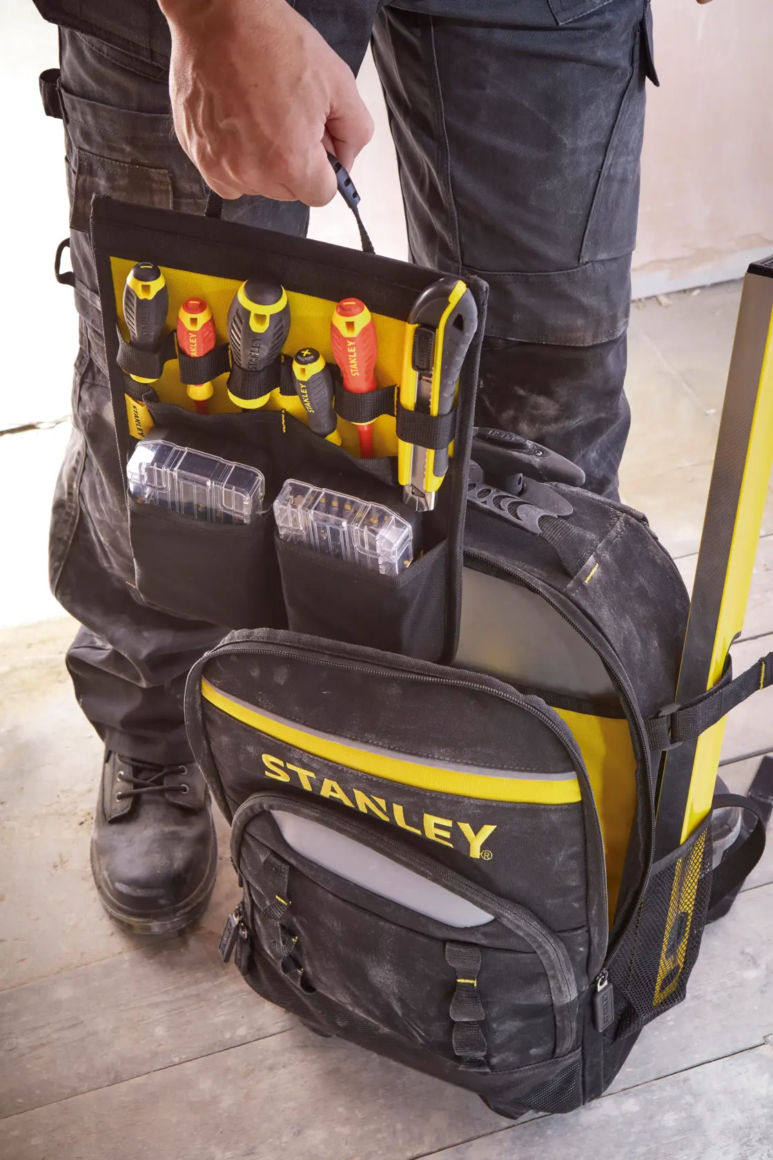 STANLEY STST83307-1 schwarze und gelbe Werkzeugrucksack offen, Werkzeuge und Boxen organisiert, Vorderansicht.